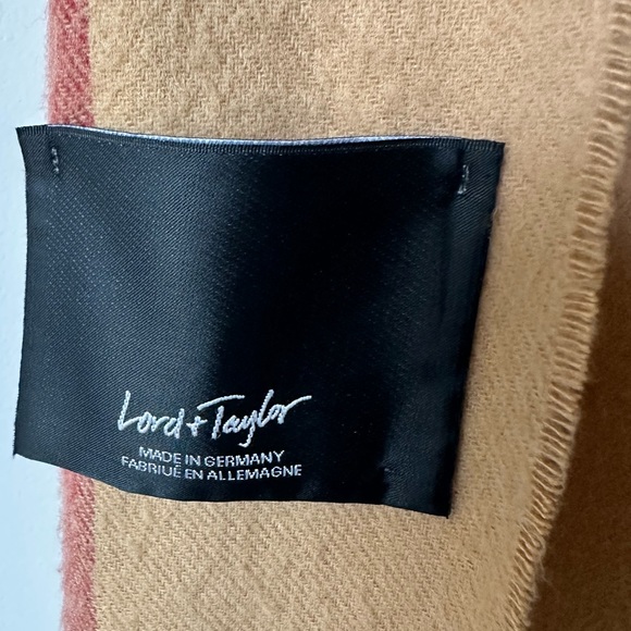 Lord and Taylor scarf/shawl - Picture 4 of 4
